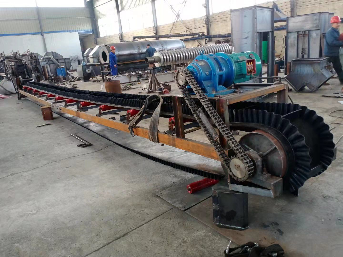 大傾角皮帶輸送機(jī)，即將生產(chǎn)完工